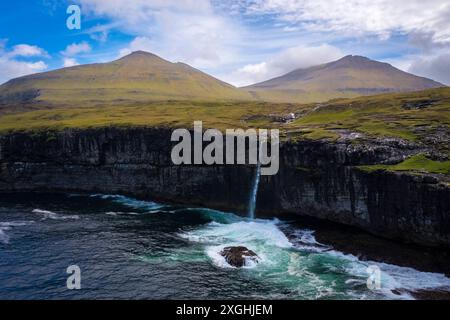 Vista aerea della costa selvaggia vicino al villaggio di Eidi. Isola di Eysturoy, Isole Faroe, Danimarca, Europa. Foto Stock