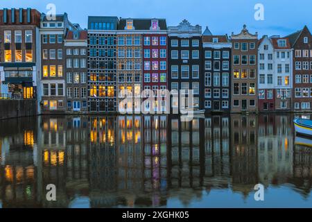 Scenario di Damrak ad Amsterdam, olandese. Le case si trovano direttamente sull'acqua Foto Stock