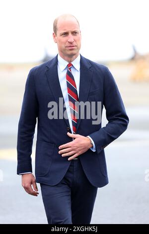 Il Principe di Galles, Royal Honorary Air Commodore, RAF Valley, durante una visita alla base aerea della RAF Valley ad Anglesey, per la prima volta da quando ha assunto il ruolo di re Carlo III. Data foto: Martedì 9 luglio 2024. Foto Stock