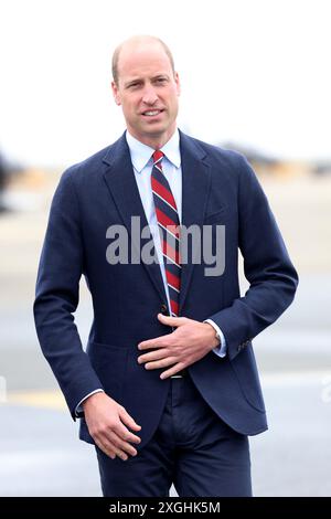 Il Principe di Galles, Royal Honorary Air Commodore, RAF Valley, durante una visita alla base aerea della RAF Valley ad Anglesey, per la prima volta da quando ha assunto il ruolo di re Carlo III. Data foto: Martedì 9 luglio 2024. Foto Stock