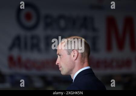 Il Principe di Galles, Royal Honorary Air Commodore, RAF Valley, durante una visita alla base aerea della RAF Valley ad Anglesey, per la prima volta da quando ha assunto il ruolo di re Carlo III. Data foto: Martedì 9 luglio 2024. Foto Stock