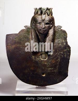 Belle arti, Egitto, artigianato, simbolo di protezione Aegis, bronzo, HOLLOW CASTING, IL COPYRIGHT DELL'ARTISTA NON DEVE ESSERE CANCELLATO Foto Stock