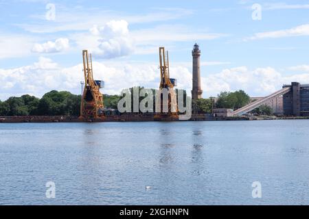 Molo del carbone, porto e molo di Swinoujscie (Swinemunde) in Polonia con il suo faro storico. Foto Stock