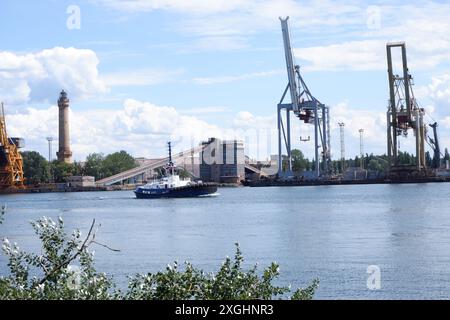 Molo del carbone, porto e molo di Swinoujscie (Swinemunde) in Polonia con il suo faro storico. Foto Stock