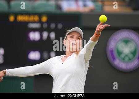 Londra, Regno Unito. 9 luglio 2024. LONDRA, INGHILTERRA - 09 LUGLIO: Donna Vekic della Croazia batte Lulu Sun della nuova Zelanda nel suo quarto di finale femminile durante il giorno nove dei Campionati di Wimbledon 2024 all'All England Lawn Tennis and Croquet Club il 9 luglio 2024 a Londra, Inghilterra crediti: MB Media Solutions/Alamy Live News Foto Stock