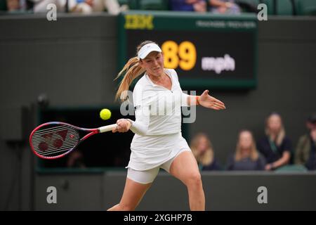 Londra, Regno Unito. 9 luglio 2024. LONDRA, INGHILTERRA - 09 LUGLIO: Donna Vekic della Croazia gioca in prima linea contro Lulu Sun della nuova Zelanda nel suo quarto di finale femminile durante il giorno nove dei Campionati di Wimbledon 2024 all'All England Lawn Tennis and Croquet Club il 9 luglio 2024 a Londra, Inghilterra credito: MB Media Solutions/Alamy Live News Foto Stock