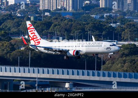 Atterraggio di aeromobili Boeing 737 Virgin Australia. Aereo B737 della compagnia aerea Virgin Australia in arrivo. 737-800 aereo. Foto Stock