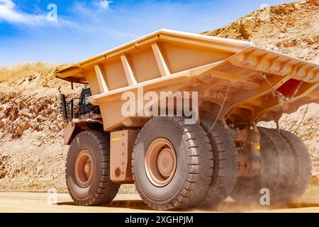 Enorme dumper in una miniera di rame in America Latina. Foto Stock