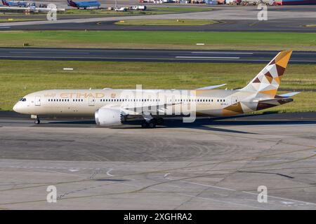 Etihad Airways Boeing 787-9. Velivolo 787 della compagnia aerea Etihad in fase di rullaggio. Aereo conosciuto come Dreamliner. Foto Stock