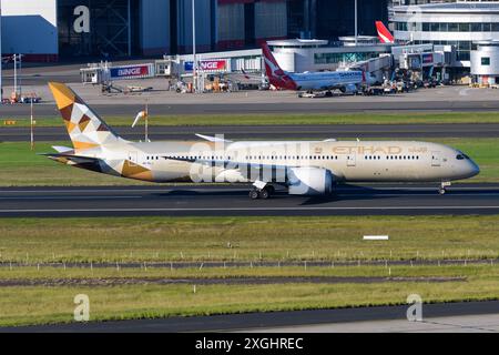 Etihad Airways Boeing 787-9. Aereo 787 della compagnia aerea Etihad in rullaggio. Gli aerei sono conosciuti come Dreamliner. Foto Stock