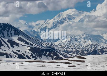 Monte Denali Monte McKinley montagna più alta d'America Alaska coperta di neve e con cielo blu dai piedi delle colline Foto Stock