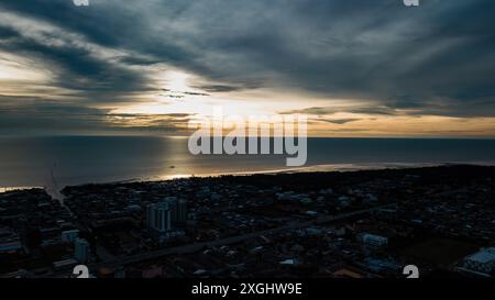 Una spettacolare vista aerea panoramica della città di pescatori di Sekinchan al tramonto dorato. Foto Stock