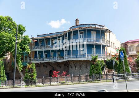 Tbilisi, Georgia - 17 GIUGNO 2024: Tradizionali finestre ornamentali orientali, balconi nelle strade di Tbilisi, la capitale della Georgia. Foto Stock