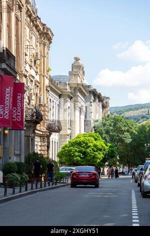 Tbilisi, Georgia - 23 GIUGNO 2024: Vista sulla strada e architettura georgiana in Gudiashvili Street a Tbilisi, la capitale della Georgia. Foto Stock