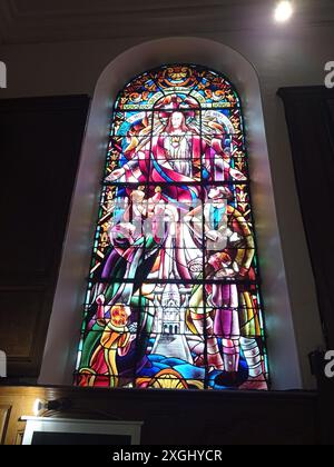 L'église Saint-Denis est une église paroissiale de culte catholique, dédiée à l'évêque saint Denis, située dans la commune Francoaise d'Athis-Mons et l Foto Stock