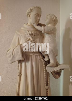 L'église Saint-Denis est une église paroissiale de culte catholique, dédiée à l'évêque saint Denis, située dans la commune Francoaise d'Athis-Mons et l Foto Stock