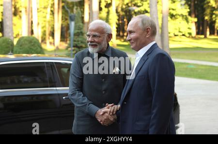 Novo-Ogaryovo, Russia. 8 luglio 2024. Il presidente russo Vladimir Putin, a destra, dà il benvenuto al primo ministro indiano Narendra modi, a sinistra, all'arrivo nella residenza presidenziale di Novo-Ogaryovo, 8 luglio 29024, nell'Oblast' di Mosca, in Russia. Crediti: Gavriil Grigorov/piscina del Cremlino/Alamy Live News Foto Stock