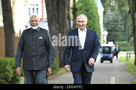 Novo-Ogaryovo, Russia. 8 luglio 2024. Il presidente russo Vladimir Putin, a destra, cammina con il primo ministro indiano Narendra modi, a sinistra, durante un tour dei terreni della residenza presidenziale di Novo-Ogaryovo, 8 luglio 29024, nell'Oblast' di Mosca, Russia. Crediti: Gavriil Grigorov/piscina del Cremlino/Alamy Live News Foto Stock