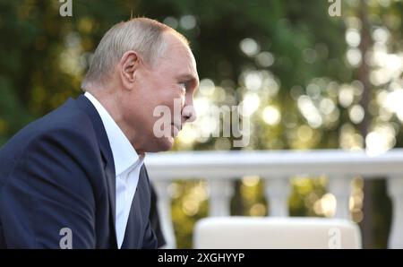 Novo-Ogaryovo, Russia. 8 luglio 2024. Il presidente russo Vladimir Putin, parla con il primo ministro indiano Narendra modi durante il tè e un incontro informale presso la residenza presidenziale di Novo-Ogaryovo, 8 luglio 29024, nell'Oblast' di Mosca, Russia. Crediti: Gavriil Grigorov/piscina del Cremlino/Alamy Live News Foto Stock