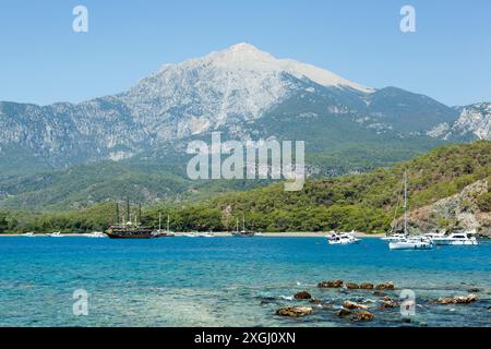 La vista panoramica dell'antica insenatura della città di Phaselis con il monte Tahtali sullo sfondo (Turchia). Foto Stock