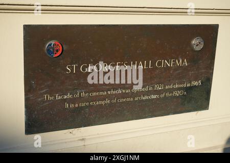 Segui le indicazioni all'esterno di Fairfax House per il St George Hall Cinema degli anni '1920. Foto Stock