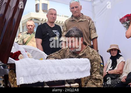 Kiev, Ucraina. 9 luglio 2024. I fratelli dicono addio al caduto soldato della 72a brigata che prende il nome dai cosacchi neri Volodymyr Sergievsky sullo pseudo "irlandese", che morì 4 linee vicino a Kurakhov sul rettilineo di Donetsk. Volodymyr Sergievsky, conosciuto con il soprannome di "Irlander", era morto 4 linee vicino a Kurakhov sul rettilineo di Donetsk. Nel 2014, un gruppo di soldati si mobilitò sul fronte delle forze Armate dell'Ucraina, e nel 2015, parteciparono alle operazioni di combattimento nella zona Authorization to Operate (ATO). (Foto di Aleksandr Gusev/SOPA Images/Sipa USA) credito: SIPA USA/Alamy Live News Foto Stock