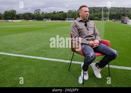 PONTYCLUN, REGNO UNITO. 9 luglio 2024. Craig Bellamy posa per una foto dopo essere stato annunciato come il nuovo manager della nazionale maschile senior del Galles al vale Resort, Hensol, Galles. (PIC di John Smith/FAW) credito: Football Association of Wales/Alamy Live News Foto Stock