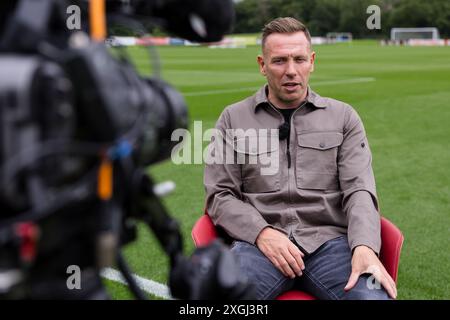 PONTYCLUN, REGNO UNITO. 9 luglio 2024. Craig Bellamy posa per una foto dopo essere stato annunciato come il nuovo manager della nazionale maschile senior del Galles al vale Resort, Hensol, Galles. (PIC di John Smith/FAW) credito: Football Association of Wales/Alamy Live News Foto Stock