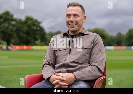 PONTYCLUN, REGNO UNITO. 9 luglio 2024. Craig Bellamy posa per una foto dopo essere stato annunciato come il nuovo manager della nazionale maschile senior del Galles al vale Resort, Hensol, Galles. (PIC di John Smith/FAW) credito: Football Association of Wales/Alamy Live News Foto Stock