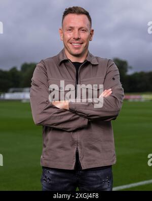 PONTYCLUN, REGNO UNITO. 9 luglio 2024. Craig Bellamy posa per una foto dopo essere stato annunciato come il nuovo manager della nazionale maschile senior del Galles al vale Resort, Hensol, Galles. (PIC di John Smith/FAW) credito: Football Association of Wales/Alamy Live News Foto Stock