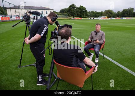 PONTYCLUN, REGNO UNITO. 9 luglio 2024. Craig Bellamy posa per una foto dopo essere stato annunciato come il nuovo manager della nazionale maschile senior del Galles al vale Resort, Hensol, Galles. (PIC di John Smith/FAW) credito: Football Association of Wales/Alamy Live News Foto Stock