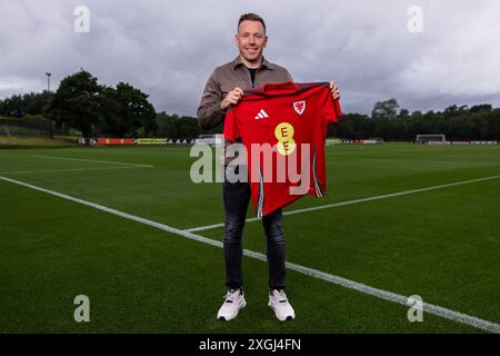 PONTYCLUN, REGNO UNITO. 9 luglio 2024. Craig Bellamy posa per una foto dopo essere stato annunciato come il nuovo manager della nazionale maschile senior del Galles al vale Resort, Hensol, Galles. (PIC di John Smith/FAW) credito: Football Association of Wales/Alamy Live News Foto Stock