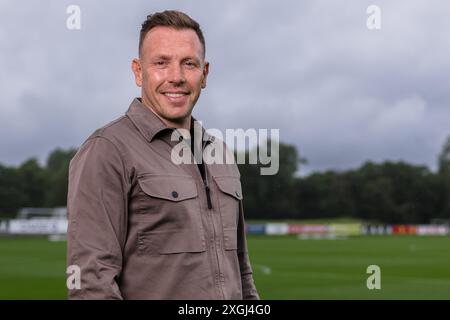 PONTYCLUN, REGNO UNITO. 9 luglio 2024. Craig Bellamy posa per una foto dopo essere stato annunciato come il nuovo manager della nazionale maschile senior del Galles al vale Resort, Hensol, Galles. (PIC di John Smith/FAW) credito: Football Association of Wales/Alamy Live News Foto Stock