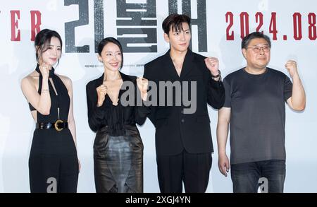 Seoul, Corea del Sud. 9 luglio 2024. (L to R) gli attori sudcoreani Lim Ji-yeon, Jeon Do-yeon, Ji chang-wook e il regista Oh Seung-wook, partecipano a una chiamata fotografica per la conferenza stampa del film Revolver a Seoul, Corea del Sud, il 9 luglio 2024. (Foto di Lee Young-ho/Sipa USA) credito: SIPA USA/Alamy Live News Foto Stock