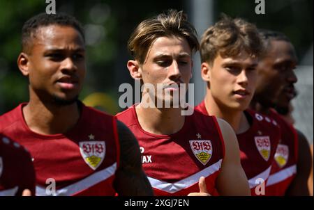 Von Links: Nikolas Nartey VfB Stuttgart (28) Anthony Rouault VfB Stuttgart (29) Ramon Hendriks VfB Stuttgart (03) LE NORMATIVE DFL DEL VFB STUTTGART TRAINING 09.07.2024 VIETANO QUALSIASI USO DI FOTOGRAFIE COME SEQUENZE DI IMMAGINI E/O QUASI-VIDEO Foto Stock