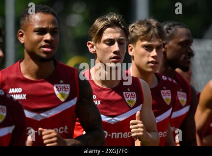 Von Links: Nikolas Nartey VfB Stuttgart (28) Anthony Rouault VfB Stuttgart (29) Ramon Hendriks VfB Stuttgart (03) LE NORMATIVE DFL DEL VFB STUTTGART TRAINING 09.07.2024 VIETANO QUALSIASI USO DI FOTOGRAFIE COME SEQUENZE DI IMMAGINI E/O QUASI-VIDEO Foto Stock