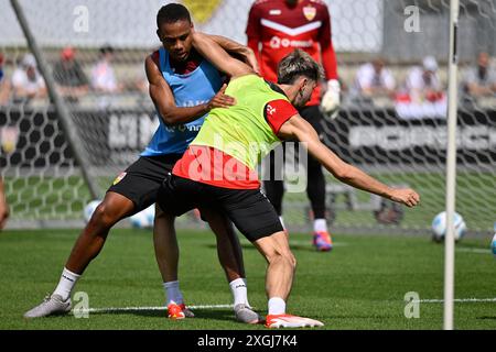 Zweikampf, Aktion Nikolas Nartey VfB Stoccarda (28) gegen Atakan Karazor VfB Stoccarda (16) LE NORMATIVE DFL DEL VFB STUTTGART TRAINING 09.07.2024 VIETANO QUALSIASI USO DI FOTOGRAFIE COME SEQUENZE DI IMMAGINI E/O QUASI-VIDEO Foto Stock