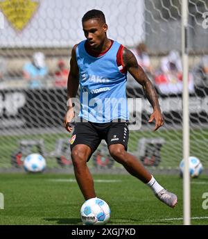 Nikolas Nartey VfB Stuttgart (28) Aktion am Ball LE NORMATIVE DFL DEL VFB STUTTGART TRAINING 09.07.2024 VIETANO QUALSIASI USO DI FOTOGRAFIE COME SEQUENZE DI IMMAGINI E/O QUASI-VIDEO Foto Stock