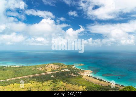 Spettacolare vista aerea delle barriere coralline da Cooks Look su Lizard Island. Si trova sulla grande Barriera Corallina nella parte nord-orientale dell'Australia Foto Stock