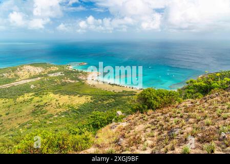 Spettacolare vista aerea delle barriere coralline da Cooks Look su Lizard Island. Si trova sulla grande Barriera Corallina nella parte nord-orientale dell'Australia Foto Stock