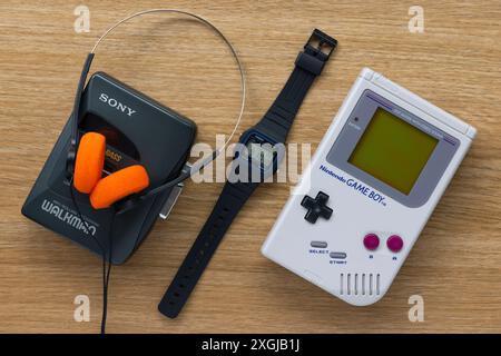 Tecnologia anni '1980/1990, tra cui un Sony WALKMAN ®, Nintendo Game Boy e un orologio digitale Casio. Foto Stock