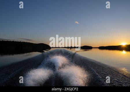 Vista del tramonto e della riva del lago Saimaa in serata Foto Stock