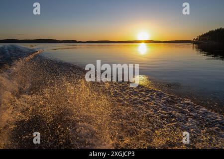 Vista del tramonto e della riva del lago Saimaa in serata Foto Stock