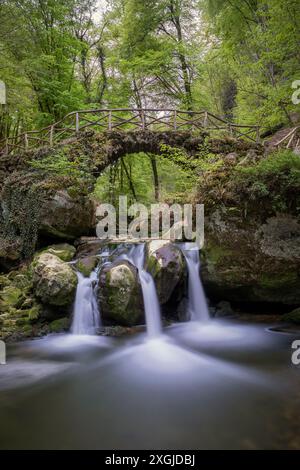 Europa, Lussemburgo, Grevenmacher, Mullerthal Trail, cascata Schiessentumpel Foto Stock