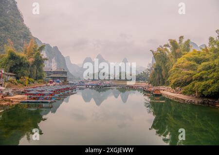 Vista sulle zattere dell'antico villaggio di Xing Ping, Guilin, Cina. Copia spazio per il testo Foto Stock