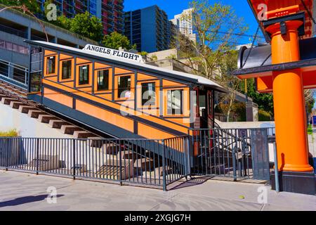 Los Angeles, California - 10 aprile 2024: La funicolare Angels Flight si trova alla sua stazione di Bunker Hill, nel centro di Los Angeles, circondata da alberi, Foto Stock