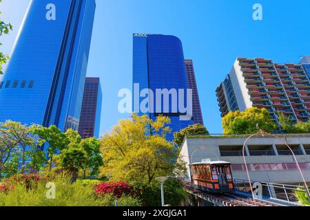 Los Angeles, California - 10 aprile 2024: Funicolare Angels Flight che sale accanto ai moderni e alti edifici nel centro di Los Angeles Foto Stock