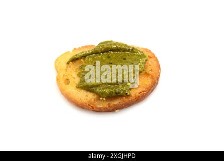 pane con crema al burro di pistacchio isolato su bianco. Foto Stock