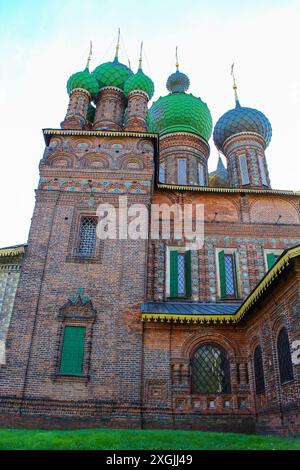 Chiesa di Giovanni Battista (1671-1687) primo piano in un pomeriggio di ottobre. Yaroslavl, anello d'oro della Russia Foto Stock