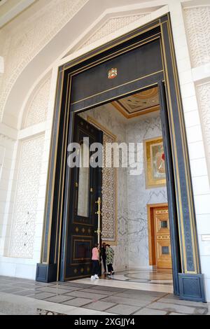 Abu Dhabi Emirati Arabi Uniti, enorme porta nel palazzo presidenziale Qasr al Watan (Palazzo della Nazione) Foto Stock